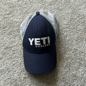 Yeti trucker hat in creat condition